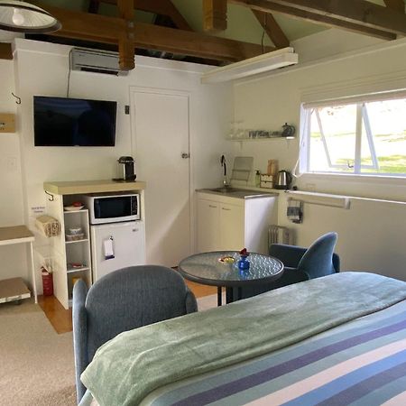 Superb Studio Retreat With Spa, Pool & Bbq Access Whanganui Buitenkant foto