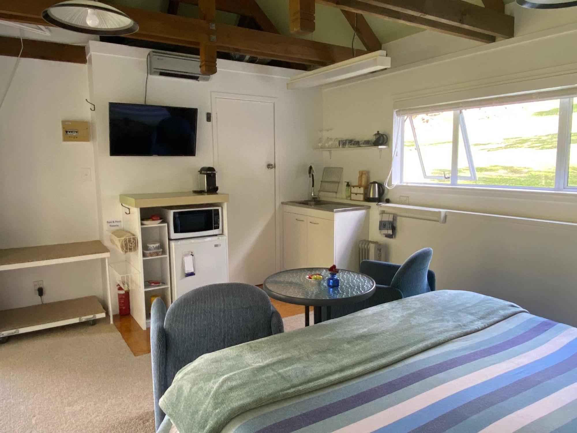 Superb Studio Retreat With Spa, Pool & Bbq Access Whanganui Buitenkant foto